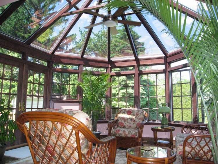 zimná záhrada-drevo-postaviť-si-tipy-kupola-záhradný nábytok-drevené čalúnenie-kvetinový-vzor-palmové rastliny