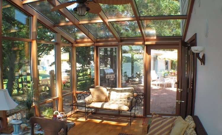 Zimná záhrada-drevo-stavať-tipy-na-záhradné-terasy-dvere-zasklenie-strop-železný nábytok-drevená podlaha