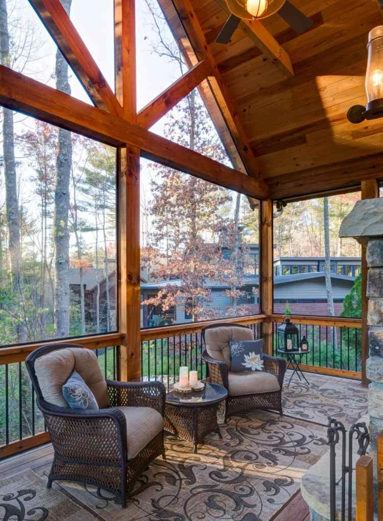 zimná záhrada-drevostavba-svojpomocne-kreslo-kreslo-konferenčný stolík-koberce-žiarovky