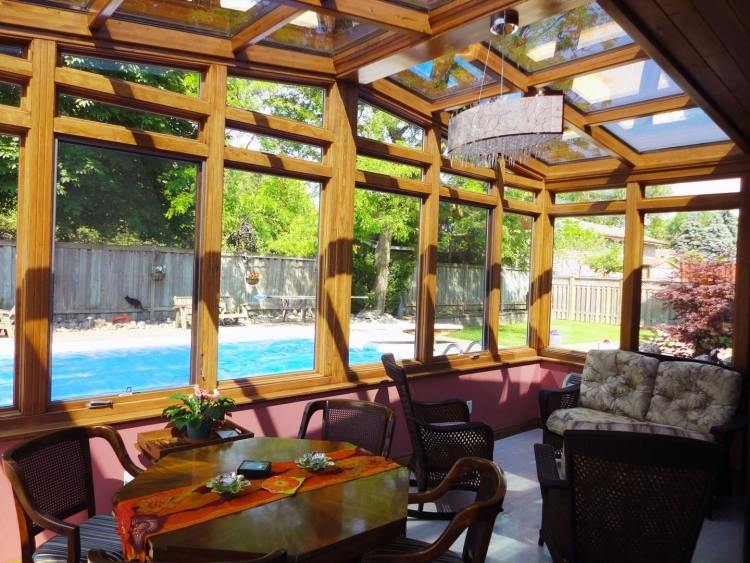 zimná záhrada-drevo-vlastná-rada-tipy-na bazén-sedenie-jedálenský stôl-luster-slnečný