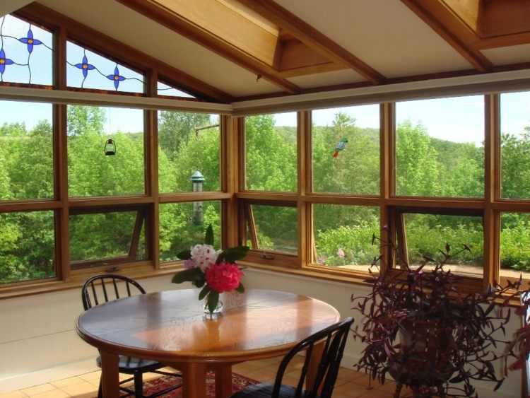 zimná záhrada-drevo-stavať-tipy-na dlažbu-čiastočné zasklenie-stôl-esseccke-výhľad