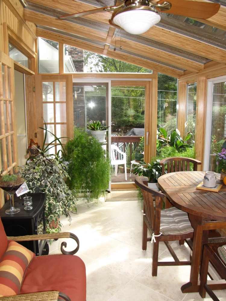 Zimná záhrada-drevo-stavať-tipy-rastliny-záhradný nábytok-jedálenský-rohový-stôl-zasklenie