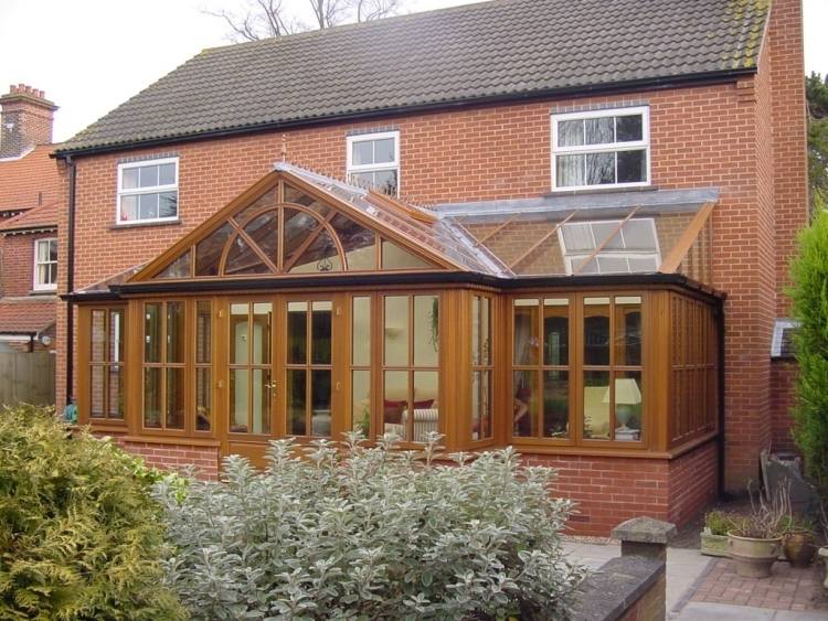 Vybudujte si svoju vlastnú zimnú záhradu z drevených tipov-zvonku-pohľad-tehlovej steny-haufassade-dlažby-rastlín