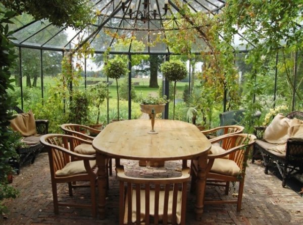 Nastavte zimnú záhradu s dreveným nábytkom ako do vonkajších miestností