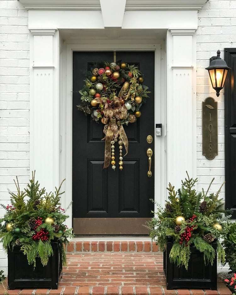 Vianočné ozdoby vonku pred vchodom do domu