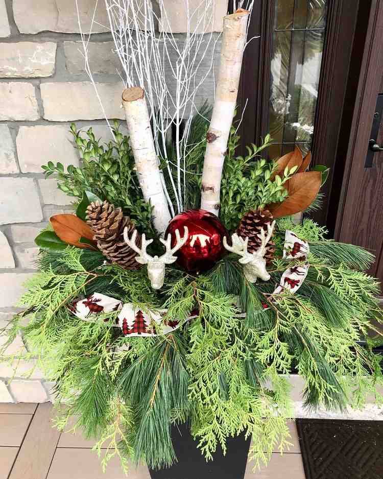 moderné vianočné ozdoby pred vchodovými dverami
