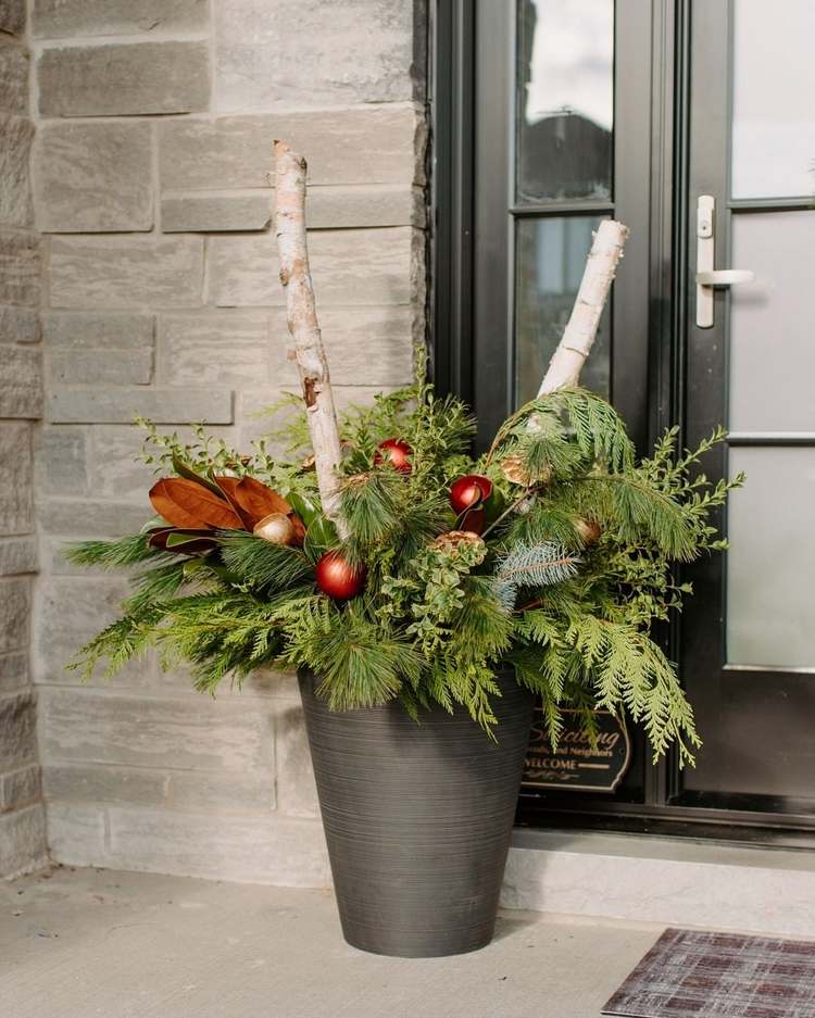 moderné vianočné dekorácie vonku vo vaniach