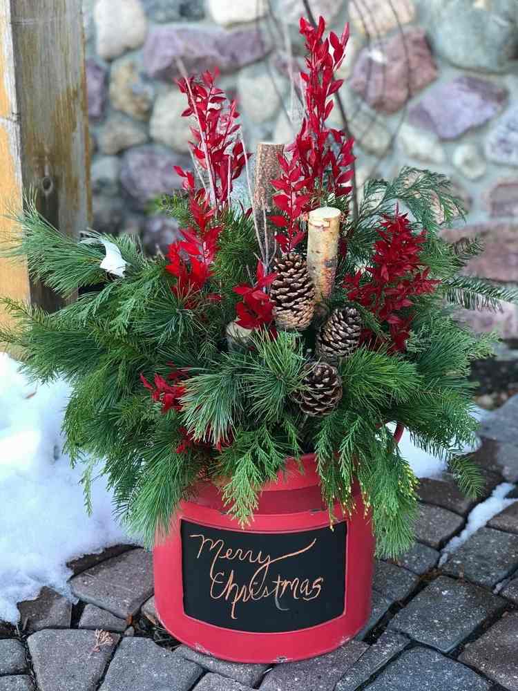 malá zimná úprava do exteriéru s červenými vetvičkami ako prízvukom