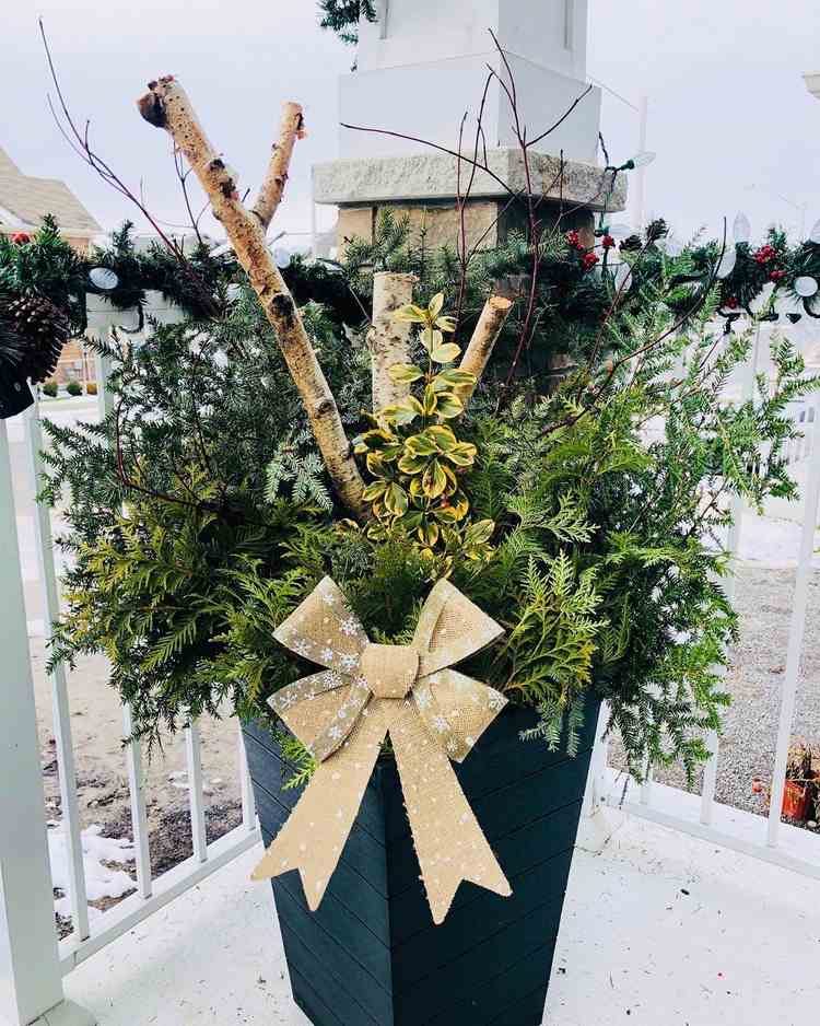 Jedľová úprava vo vedrách na balkóne