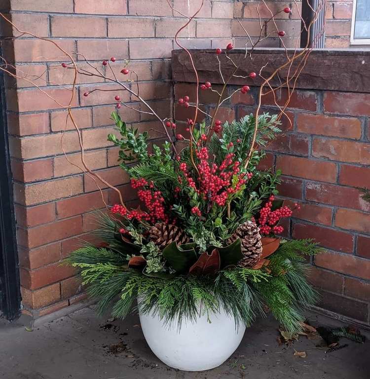 krásne vianočné aranžmán v kvetináči na balkóne