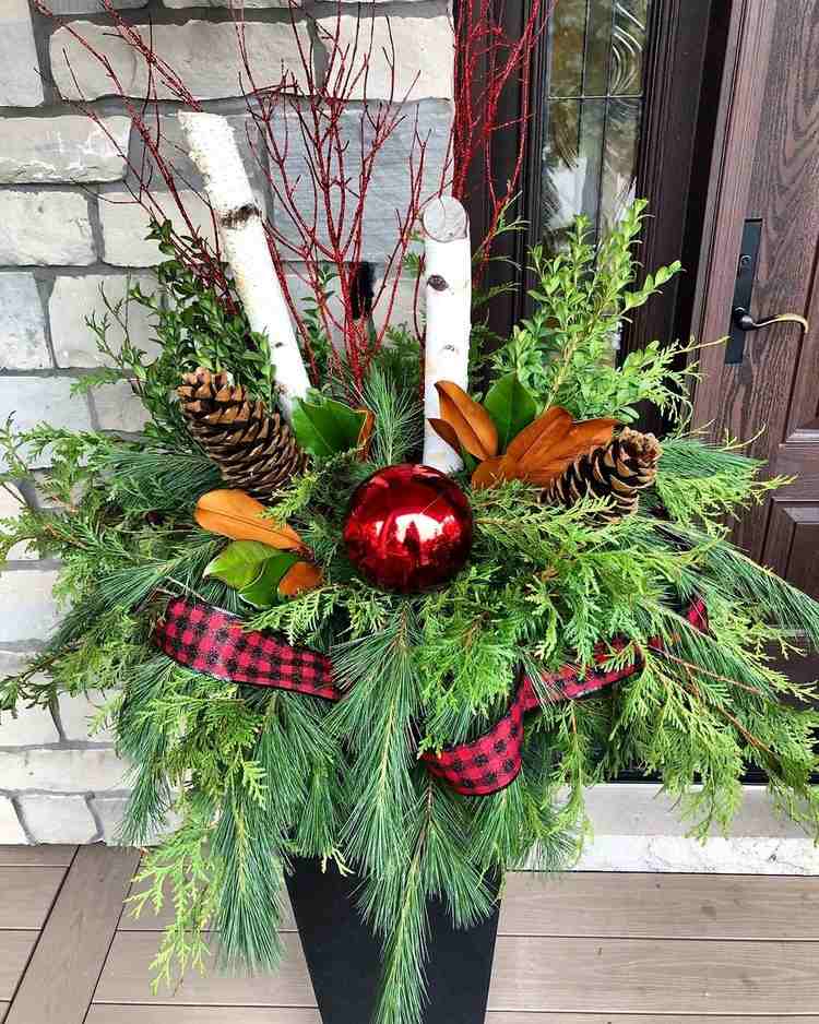 Vianočné úpravy pre vchod do domu