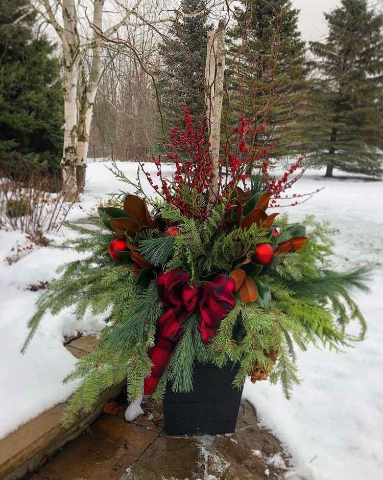 zimná dekorácia odolná voči poveternostným vplyvom vo vedre