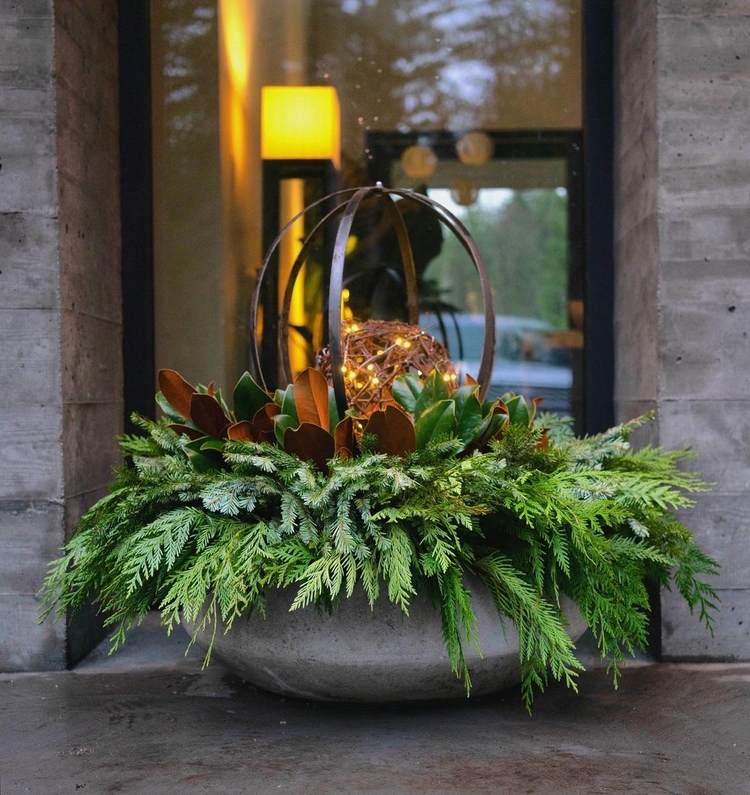 Zimná dekorácia mimo jedľového usporiadania v miske