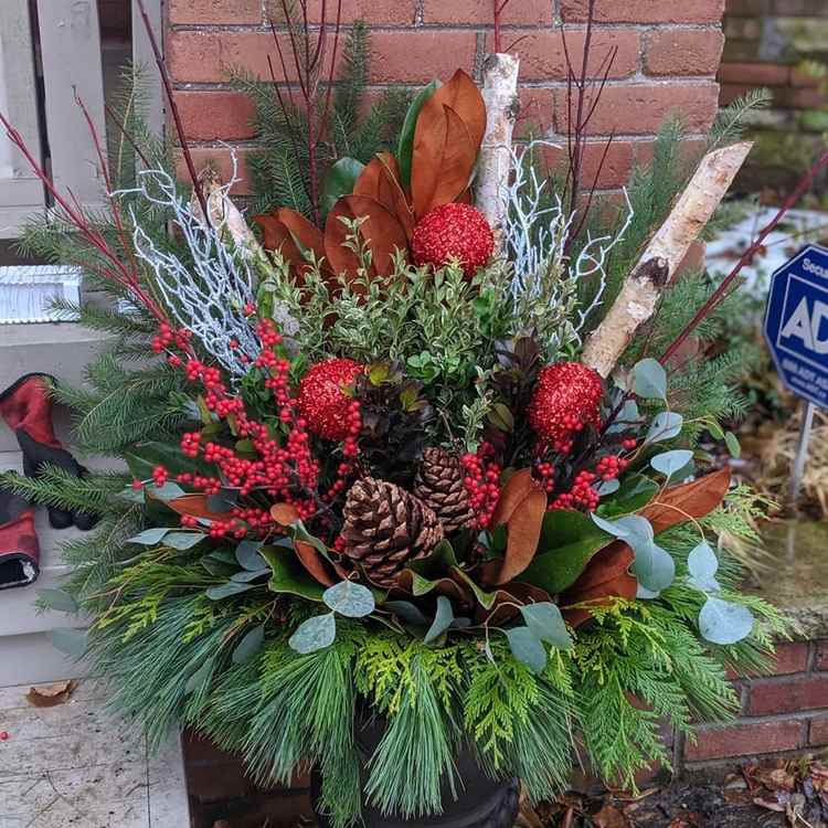 vlastnoručne vyrobená zimná dekorácia na vedrá