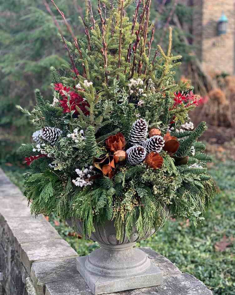 Zimné usporiadanie v starožitnej kamennej urne