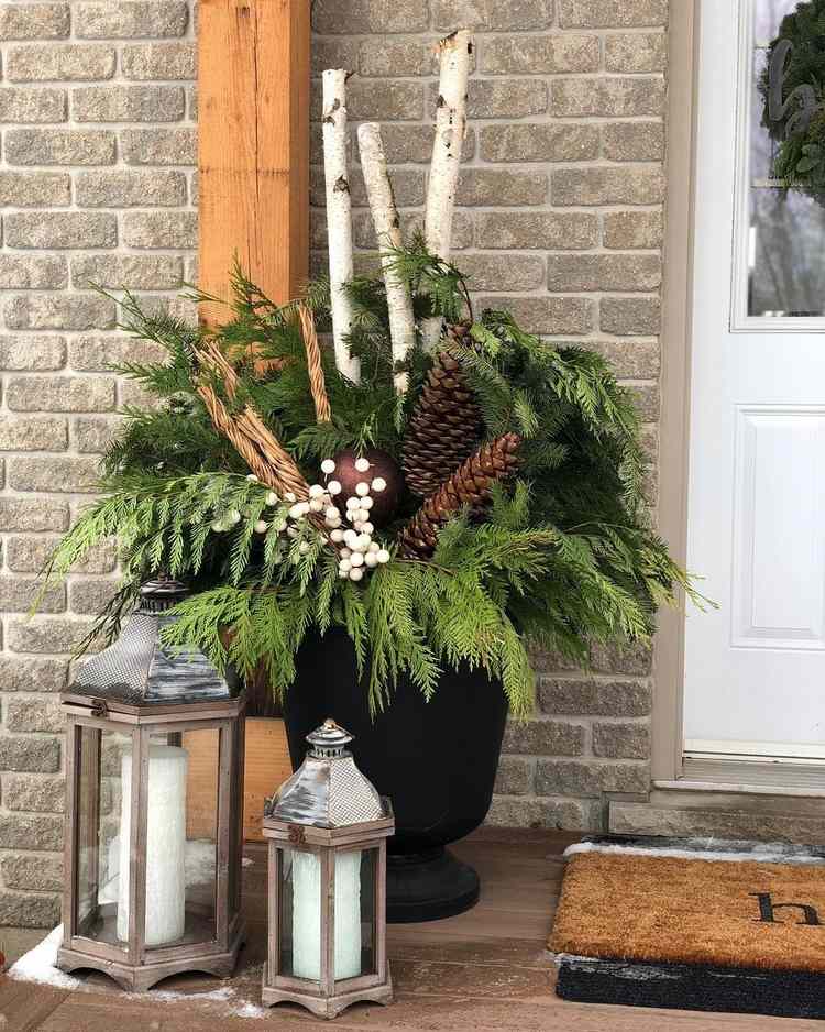 Zimné usporiadanie s brezovými vetvami na prahu