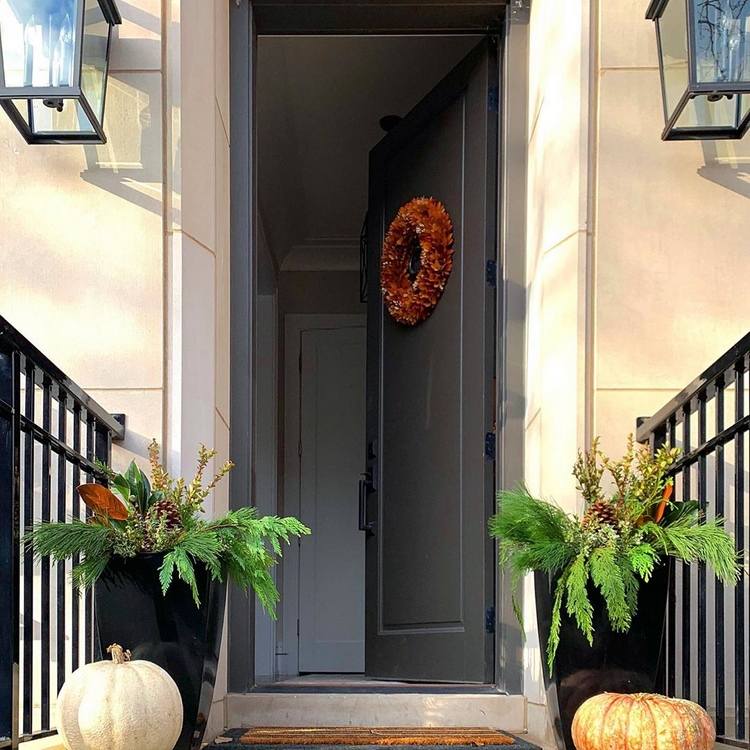 Zimné úpravy v čiernych vedrách pred vchodom do domu