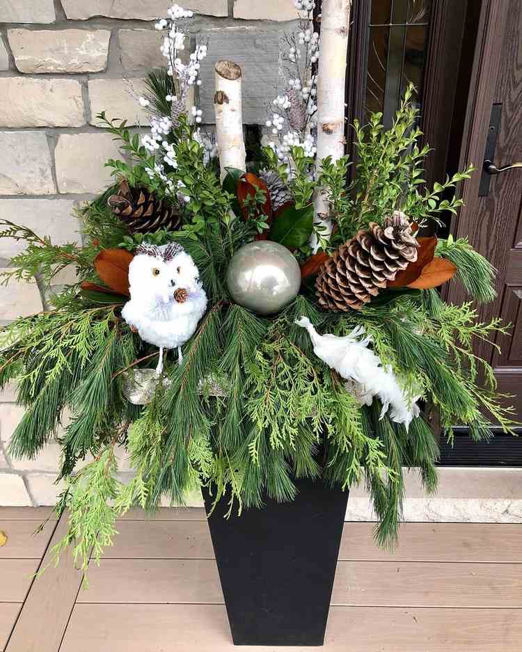 Zimné aranžmán so snehovou výzdobou sovy