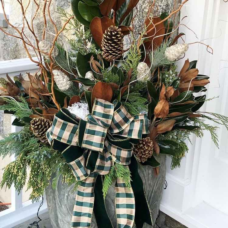 Zimná úprava s listami a šiškami magnólie