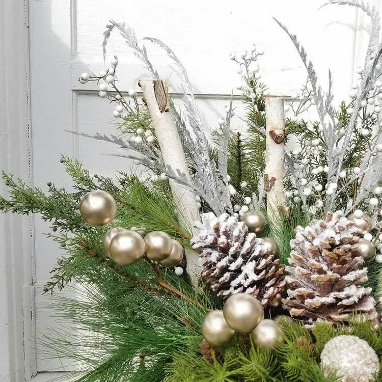 Dekorácia na zimnú úpravu v bielej a zlatej farbe