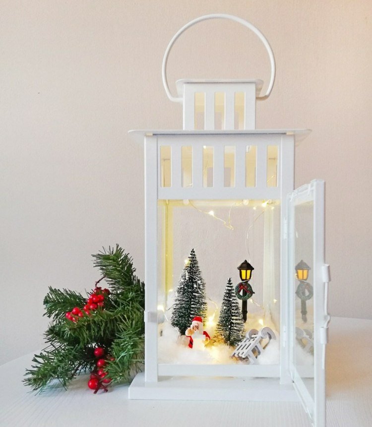 Drotárska zimná krajina v bielom lampáši so sánkami, jedľami a pouličnou lampou