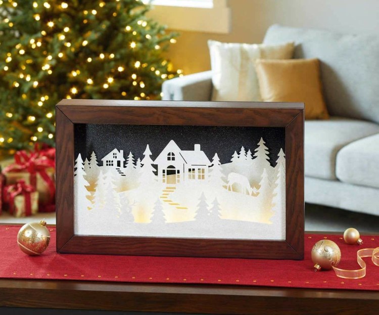 Drotárska zimná krajina s papierovými siluetami a osvetlením