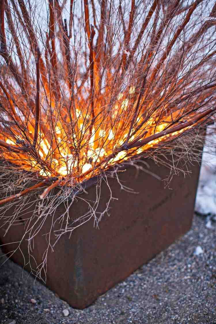 Zimná dekorácia v januári až marci pre vonkajšie lampáše a konáre stromov v hrdzavých vedrách