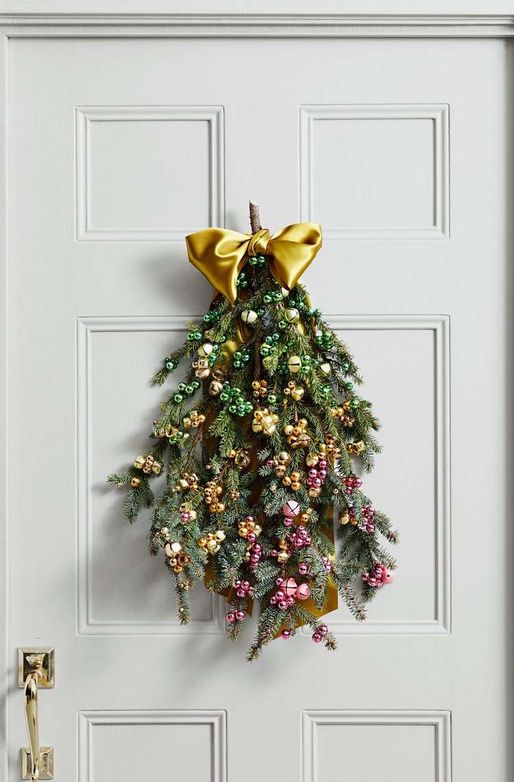 Dekorácia v januári pre predné dvere si urobte girlandu so zvončekmi