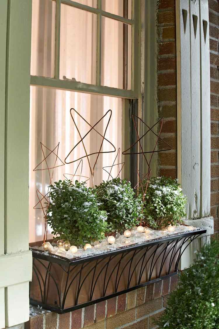 Dekorácia v januári pre vchod do domu Hviezdy vyrobené z kovového drôtu