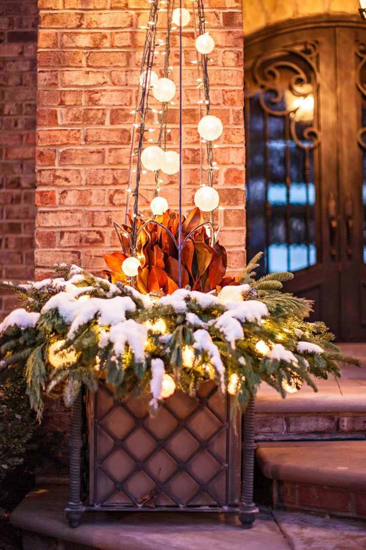 Deco v januári pre vchod do domu si vyrobte rozprávkové svetlá okolo mreží v kvetináči