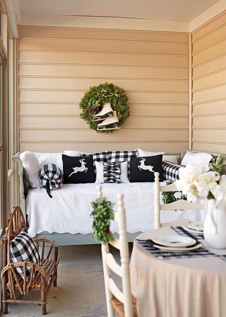 Dekorácia v januári veniec a vchodové dvere do domu