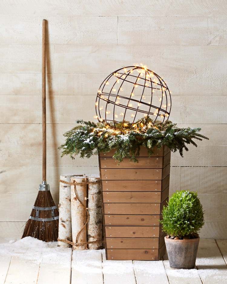 Zimná dekorácia von po Vianociach Kovová ozdobná guľa s reťazou svetiel