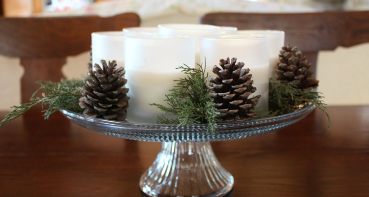 Na dekoráciu stola môžete použiť prírodné materiály nápady na dekoráciu stola šišky sviečky jedľové konáre stojan na tortu