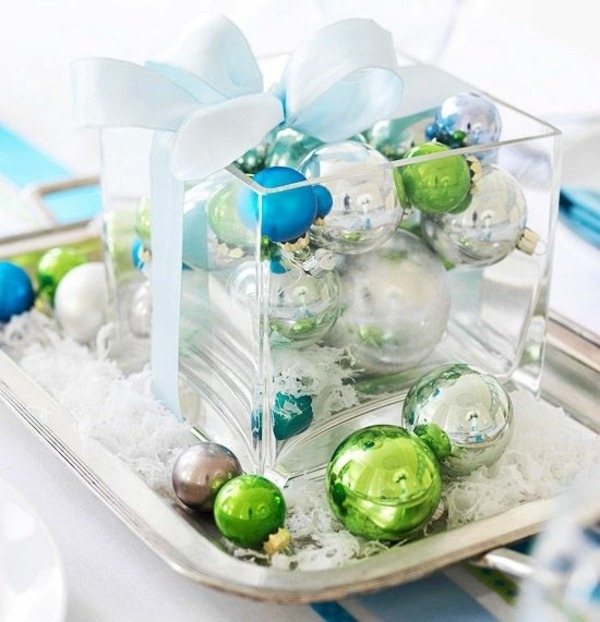 Nápady na dekoráciu stola na zimu vyrobené z modrých, strieborných a zelených guličiek Dekorácia na stôl zelená strieborná guľa darček adventné obdobie