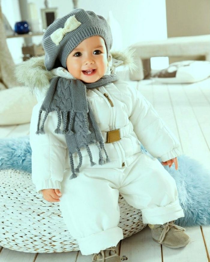 skokan na lyžiach v bielom do veľmi chladných zimných dní s-lyžiarskymi kombinézami-v-bielom-pletenom-klobúku a šatke