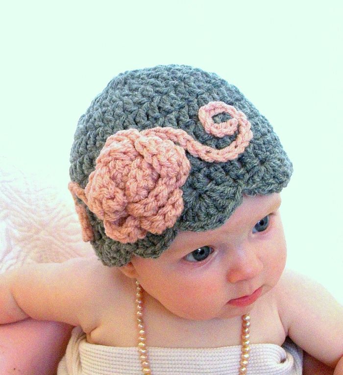 príde dieťa s klobúkom a perlovým náhrdelníkom Dievčenské nápady pre obliekanie