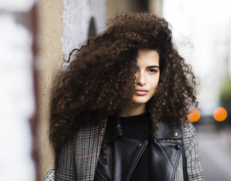 farby zimného typu účesy tmavohnedé