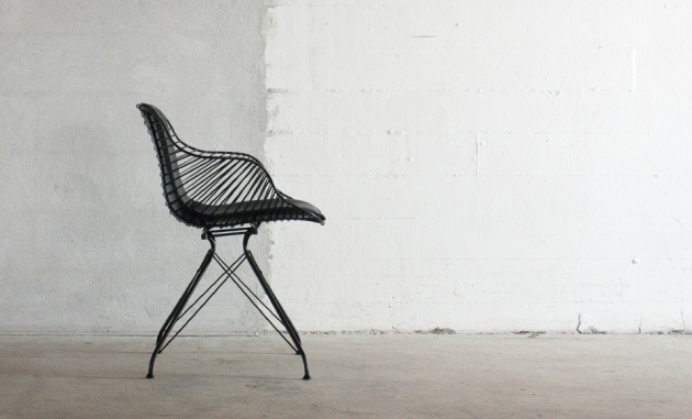 Dizajnová stolička pripomína kovové podrúčky sedla Overgaard-Dyrman-kreslo-oceľová konštrukcia potiahnutá čiernou farbou