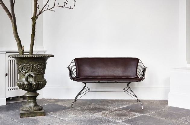 Kožené kreslo s rámom z oceľového drôtu v ergonomickom dizajne-moderná estetika Kožené kreslo-kovový rám-ergonomicky navrhnuté-moderné-estetické