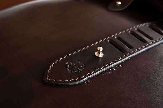 Ručne vyrobené kreslo z kože Yellowstone-Sorensen-overgaard dyrman Ručne vyrobený-dizajn-nábytok-koža-Sorensen-overgaard-dyrman