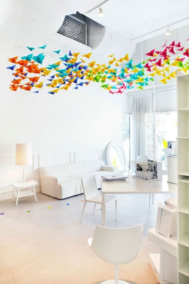 Biela najedená kuchyňa Vychutnajte si farebné dekorácie svojho domova