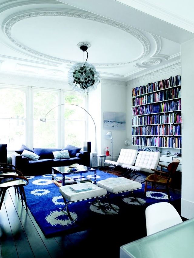 Biely koberec do obývačky s uvoľneným dizajnom stropu