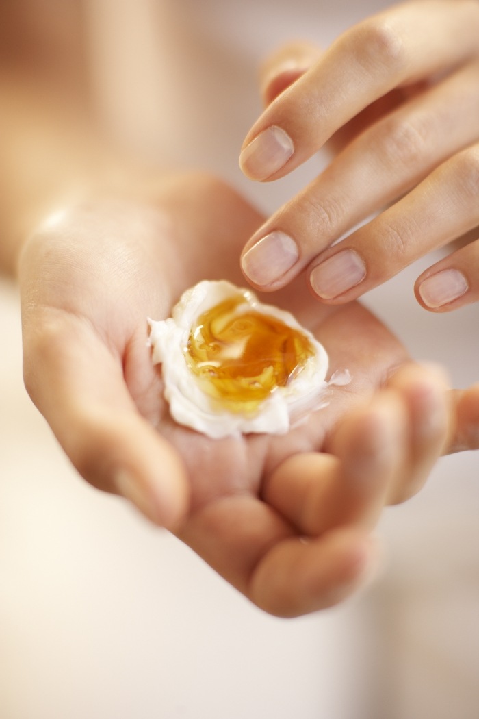 Vyrobte si pleťové masky proti vráskam sami - tvaroh, med, olivový olej, slnečnicový olej Pleťové masky-proti vráskam-urob si sám-kvark-med