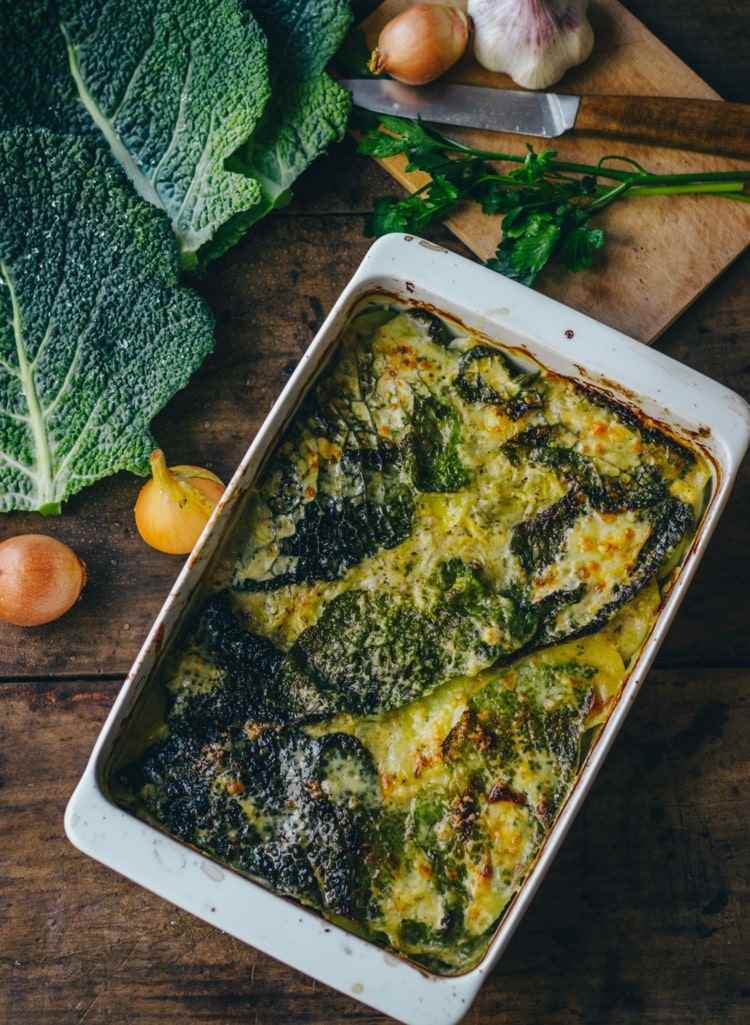 Pečené v rúre so zemiakmi a mletou kapustou