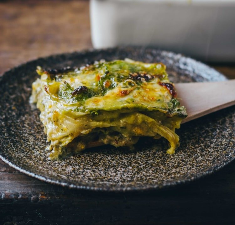 Kastról kapusty Savoy s celými listami a syrom