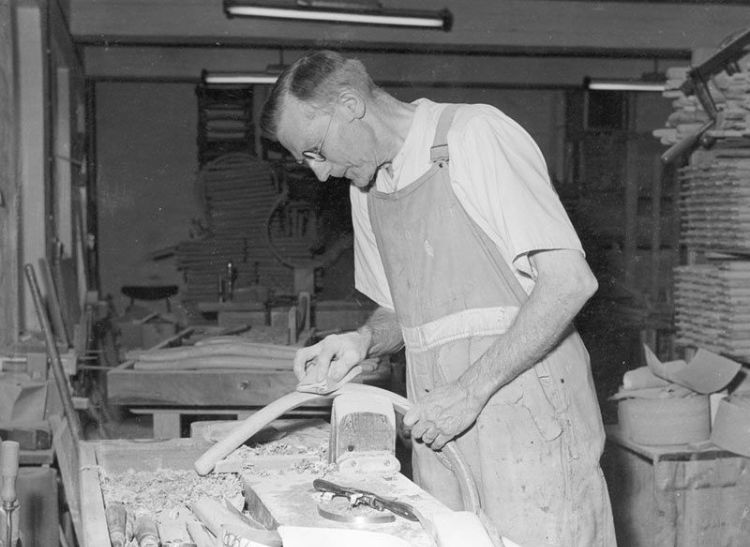 stolička na kosenie kostí hans wegner carl hansen brúsne diely nábytok dielňa alt