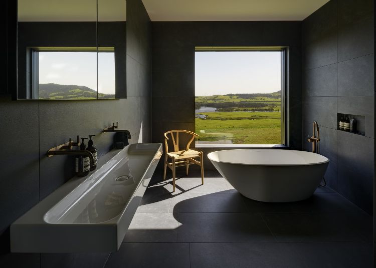 priečne rameno hans wegner ch24 y stolička kúpeľňa vaňa umývadlo okno pohľad tieň slnečné svetlo zrkadlo