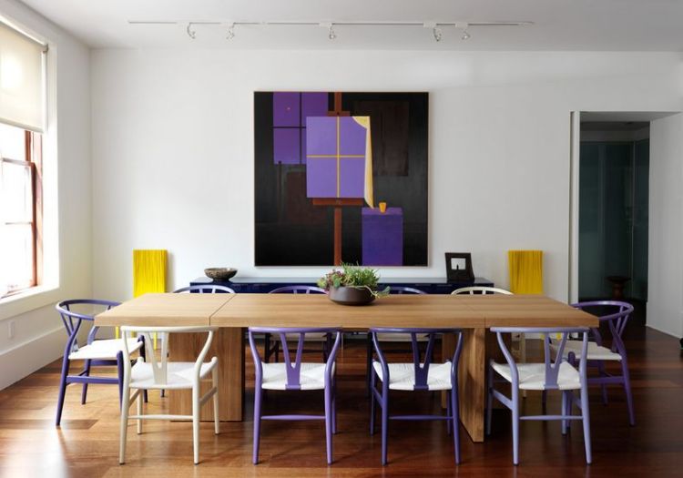 fialové stoličky na kosoštvorci drevený stôl jedálenský kút maľba kombinovať farby žltá paleta farieb