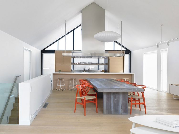 stoličky z červeného ramena, dlhé mramorové stolové schody, šikmá strecha