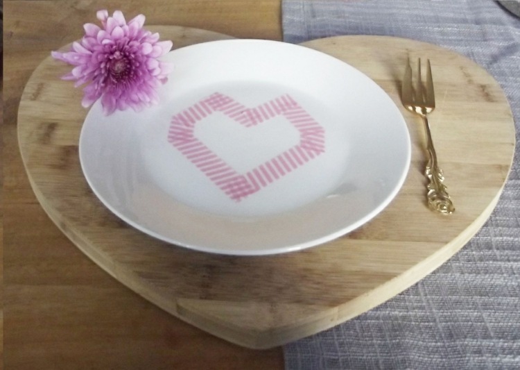 Ozdobte tanier lepiacou páskou - skvelý nápad DIY nápady na svadobné dekoračné taniere na taniere srdca